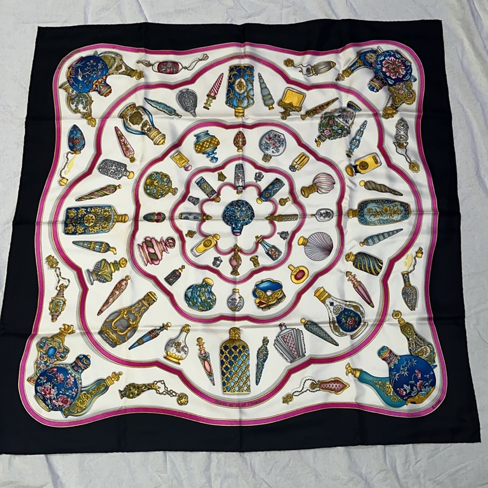 Hermés Qu‘ importe le flacon perfume bottle silk 90 cm scarf